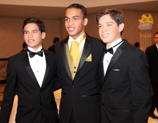 Seniors de la Mayan School se graduan