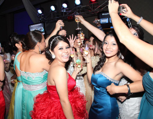 Seniors de la Mayan School se graduan