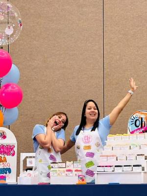 Los productos Oh! Soap, firma hondureña creada por Valerie y Alu Peña, reflejan una filosofía clara: la belleza y la salud de la piel no deberían ser un lujo, sino un derecho al alcance de todos.