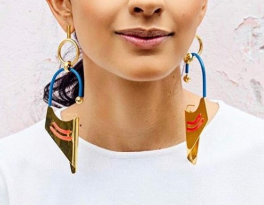 More is more, Atenas no pasa desapercibida ella se conecta con cada uno de sus accesorios como este juego de statement earrings de tendencias modernas asimétricas. Los amamos!