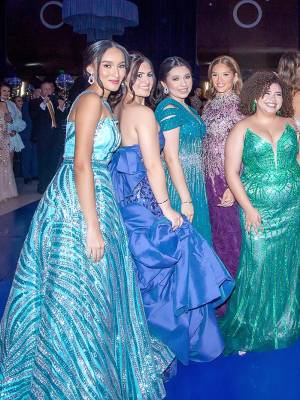 Los seniors 2025 de Seran Bilingual School vivieron una noche mágica en su prom, celebrada en los elegantes salones Napoleón del Copantl Convention Center. Con una decoración moderna y sofisticada diseñada por Jackie Cabrera, y bajo la coordinación de Marcela Cueva, la velada estuvo llena de emoción, ritmo y estilo. Sobre una pista LED, los estudiantes brindaron por el cierre de una etapa inolvidable, mientras el DJ Daybeat encendía la fiesta entre lluvia de confeti, selfies y felicitaciones.