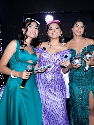 Los seniors 2025 de la Mayan School celebraron su prom night con una fiesta temática disco que deslumbró por completo. Entre luces brillantes, música vibrante y mucho estilo, vivieron una noche mágica llena de emoción, diversión y momentos que quedarán grabados en su memoria para siempre.