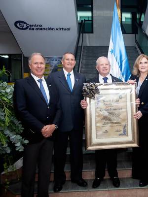 Banpaís elige a Roger Valladares como abanderado del año