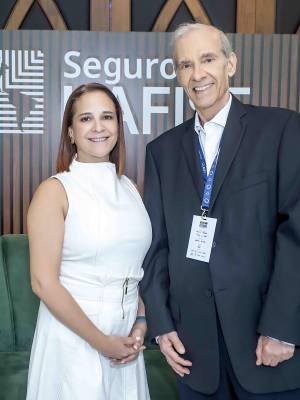 Gabriela Sierra, gerente general de Seguros Lafise y José Enrique Sánchez Rojas, gerente técnico regional de Seguros Lafise, en el stand de Seguros LAFISE.