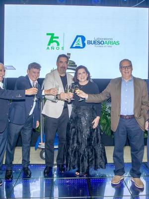 Los hermanos Bueso Hernández: Abraham y Rodolfo Bueso, Juan Férez, Ana Clemencia Bueso de Férez con Jorge y Eduardo Bueso.