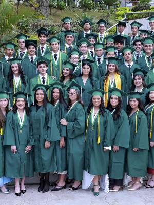 Entre aplausos, sonrisas y emotivos momentos compartidos con familiares y amigos, los 53 alumnos de la promoción 2026 de la Academia Los Pinares celebraron su graduación en una ceremonia llena de significado. El acto marcó el cierre de una inolvidable etapa estudiantil y el comienzo de nuevos sueños y oportunidades para los jóvenes graduandos.