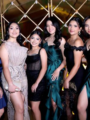 En una velada llena de emoción, los seniors 2026 de Elvel School se dieron cita en La Reserva Event Center para celebrar su tradicional cena de promoción. Vestidos con elegantes trajes de gala, los jóvenes compartieron una noche especial que marcó una de las últimas actividades previas a su graduación, celebrando la amistad, los recuerdos y el inicio de una nueva etapa.