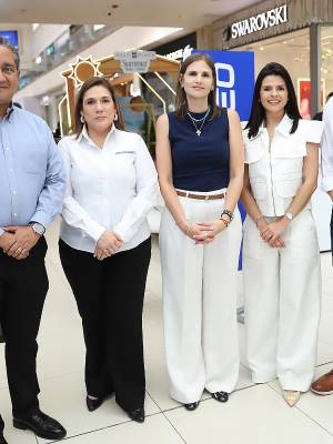Marcos Alfaro, Frigidaire Sales Manager Honduras ; Sara Valladares, Sub Gerente Comercial Jetstereo ; Pamela Cruz, Gerente de Mercadeo y Comercialización Grupo Roble Honduras ; Marcela Pineda, Gerente de Mercadeo Jetstereo y Andrés Jiménez, Gerente Comercial Jetstereo.