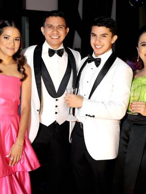 Los seniors 2025 de Dowal School vivieron una prom night llena de emoción, alegría y memorias. Rodeados de sus seres queridos, disfrutaron de una noche mágica que no solo celebró el cierre de una etapa, sino también el inicio de nuevos sueños y aventuras por venir.