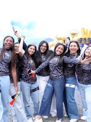 Lights, camera... seniors! La generación 2026 de la International School of Tegucigalpa arrancó su último año con una jornada llena de alegría. Primero compartieron un cálido desayuno junto a sus seres queridos y luego, entre risas y emoción, se lanzaron en una colorida caravana de vehículos decorados que los llevó hasta la escuela, donde la verdadera fiesta apenas comenzaba.