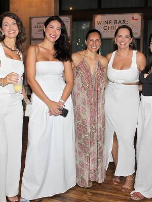 Así se vivió el día 1 del Roatán Food and Wine Festival 2026, una noche donde el paraíso se llenó de sabor y sofisticación. Presentado por Kimpton Grand Roatán, el evento reunió a chefs de talla mundial, mixólogos y una exquisita selección de gastronomía, vinos y cocteles frente al mar de West Bay Beach. En la foto: Nicole McNab, Fadia Hynds, Damara Galindo, Jeniffer Jones y Ruth Hynds.