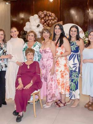 A pocos días de su boda, Camila Guadalupe Hasfura Hasbun fue agasajada con una emotiva despedida de soltera organizada por la familia de su prometido, José Carlos Jaar Faraj. El encuentro, celebrado en el salón Mediterráneo del Club Hondureño Árabe, reunió a familiares y amigas cercanas en una mañana llena de alegría, detalles especiales y buenos deseos para la futura señora Jaar, quien viajó desde San Salvador para compartir este significativo momento previo al gran día. En la foto: Sofía Abudayeh, Liset Aude, Camila Hasfura, Guadalupe Hasfura, Lilian Jaar, Isabella Jiménez, Alejandra Aude, Julia Jiménez y Alina Yones.