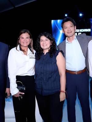 En una noche que combinó innovación, diseño y visión de futuro, Grupo Flores presentó en Tegucigalpa la nueva generación del Toyota RAV4 Hybrid 2027, uno de los SUV más emblemáticos de Toyota. El lanzamiento reunió a invitados especiales, clientes y entusiastas del mundo automotriz para descubrir un modelo que no solo evoluciona en estética y tecnología, sino que también responde a las nuevas demandas de movilidad sostenible en el país. Con esta apuesta, la marca reafirma su compromiso con la innovación y con acompañar el estilo de vida de los hondureños en cada trayecto. En la foto: Thibaud Aymeric, Aline Flores, Perla Abraham,Tedsuhito Tsuji y Antonio Palacio.