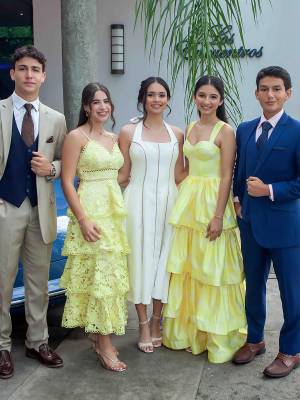 Radiantes y entusiasmados por compartir uno de los encuentros que marcan la recta final de su etapa colegial, los 58 seniors de la generación 2026 de la Santa María del Valle se reunieron en el salón Encuentros del Hotel Copantl &amp; Convention Center para disfrutar de un desayuno buffet. En la foto: Geovanny Michelen, Natalie Romero, Fabiana Cano, Mía Cruz Kury y Francisco Fajardo.