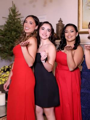 En una noche fresca y rodeada de pinos en El Hatillo, la generación 2026 de la Academia Los Pinares celebró su esperado Senior Dinner. Con el espíritu del Día de Acción de Gracias como telón de fondo, los futuros graduados se reunieron para compartir recuerdos, agradecer por los años vividos en la escuela y brindar por los caminos que pronto comenzarán a recorrer.