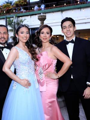 La celebración de los Seniors 2025 de la International School of Tegucigalpa fue aún más especial gracias a la presencia de sus seres queridos. Padres, familiares y amigos se unieron a esta emotiva velada, compartiendo risas, abrazos y memorias inolvidables. Aquí te dejamos las fotos de la prom night.