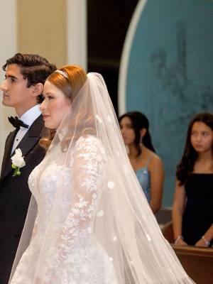 Durante una elegante ceremonia religiosa en la Iglesia Sagrada Familia de la Fundación MHOTIVO, Orlando Merino López y Ruth Michelle Valladares Rápalo unieron sus vidas en sagrado matrimonio. Rodeados de amigos y familiares la pareja celebró el inicio de su nueva vida juntos.