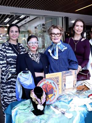 El espíritu de la Navidad se hizo presente en Jingle &amp; Mingle Market, que reunió a una variedad de emprendedores en La Galería, donde exhibieron y vendieron sus productos. Los asistentes disfrutaron de chocolate caliente y vino, mientras participaban en dinámicas y premios especiales por sus compras, en un ambiente que celebró la magia de la temporada navideña.