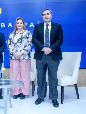 Los ejecutivos Inti Alvarado, Gerente de Sostenibilidad Banpaís; Gerardo Rivera, Gerente General Seguros del País; María del Rosario Selman Housein, Presidenta Ejecutiva Banpais y Francisco Lavadie, Vicepresidente Ejecutivo de Créditos.