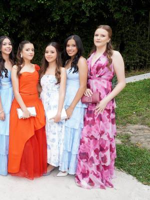 Entre montañas cubiertas de neblina y un ambiente lleno de expectación, los seniors 2026 de la International School of Tegucigalpa celebraron su esperado breakfast. Los estudiantes llegaron a La Cumbre con elegantes atuendos, preparados para una mañana especial que combinó buena compañía, vistas espectaculares de la capital y el entusiasmo de un nuevo capítulo por comenzar.