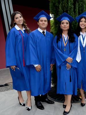 Los seniors 2025 de la International School of Tegucigalpa celebraron su graduación en una emotiva ceremonia cargada de ilusión y orgullo. Vestidos con toga y birrete, los jóvenes recibieron sus títulos de high school, marcando el inicio de una nueva etapa llena de metas, aprendizajes y futuros prometedores. En la foto: Andrea Mercadal, Sebastián Suárez, Ana Zúniga, Natalia Artola y Camila Coca.
