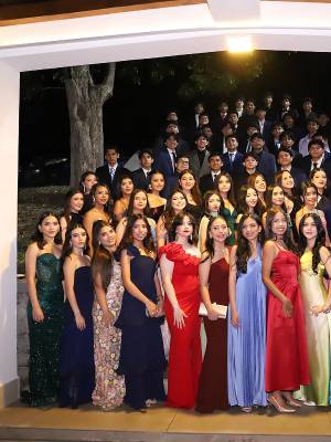 La generación 2026 de La Estancia School se reunió en el salón principal del Club del Banco Centroamericano de Integración Económica para disfrutar de su senior dinner. Con elegantes atuendos, los jóvenes celebraron una de sus últimas actividades escolares antes de su graduación.