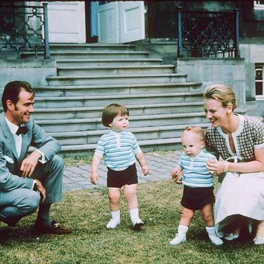 Frederik André Henrik Christian nació el 26 de mayo de 1968 en Capenhague. Es el primogénito de la reina Margarita II y el príncipe Enrique de Dinarmarca. Tiene un hermano menor, el príncipe Joaquín. 