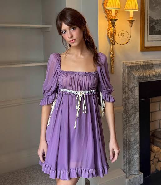 Daisy lució encantadora en otro vestido de Chloé, esta vez de un color lavanda que irradiaba Jane Austen en su máximo esplendor, aunque con un diseño más ajustado a la época actual.