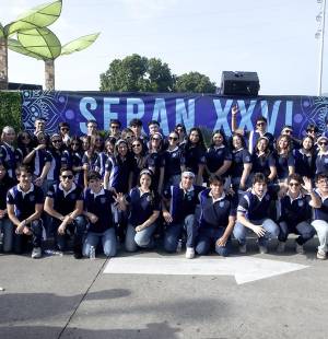 Los seniors 2026 de Seran School comenzaron su último año de secundaria con entusiasmo, reuniéndose en Denny’s del boulevard Morazán. Los 45 alumnos acompañados por su padres a bordo de un camión decorado con globos, lideraron una caravana festiva hacia la escuela, donde fueron recibidos con aplausos por la comunidad estudiantil. La celebración, organizada por Marcela Cueva, contó con la música de DJ Beat creando un ambiente inolvidable.