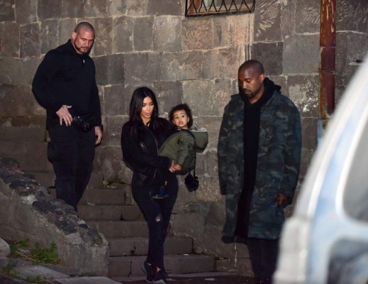 Kim y Khloe Kardashian en Armenia