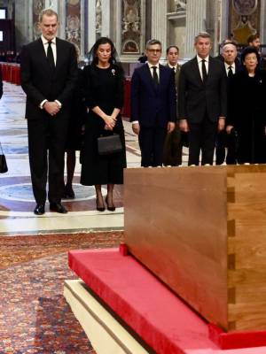 Los Reyes de España rinden homenaje al Papa Francisco en el Vaticano