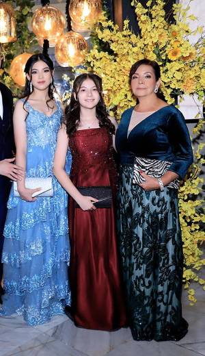 Los seniors 2025 de La Estancia School celebraron su prom night con un carnaval inolvidable, lleno de color, emoción y sorpresas. La fiesta se extendió hasta altas horas de la noche, entre risas, nostalgia y recuerdos que llevarán consigo para siempre.