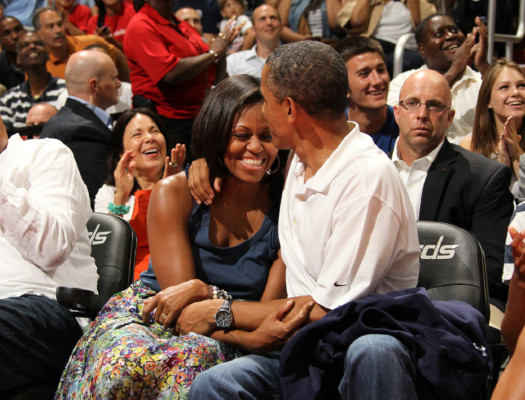 Polémica en EE UU por beso de los Obama