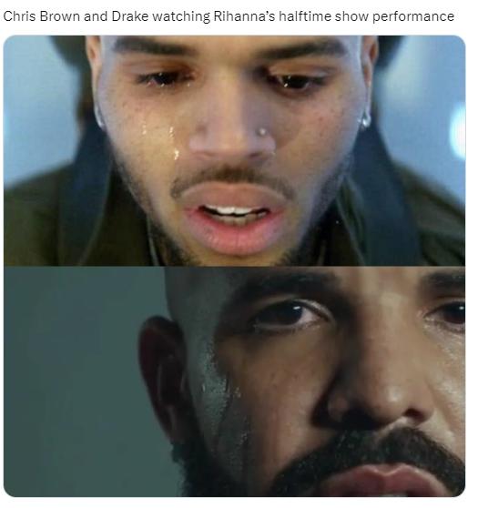 Chris Brown y Drake viendo la presentación de medio tiempo de Rihanna. 
