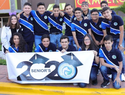 Los Seniors de la International Christian School hacen su esperada Senior Entrance