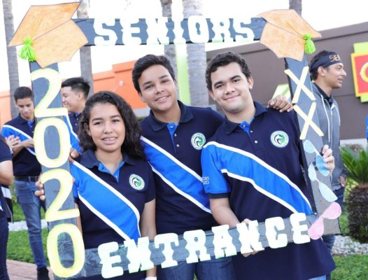 Los Seniors de la International Christian School hacen su esperada Senior Entrance