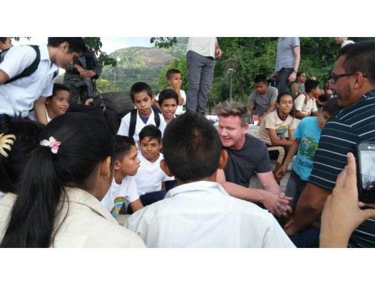 El Chef Gordon Ramsay durante su estadía probó los diferentes platillos típicos e incluso comentó que la baleada le parecía muy buena.