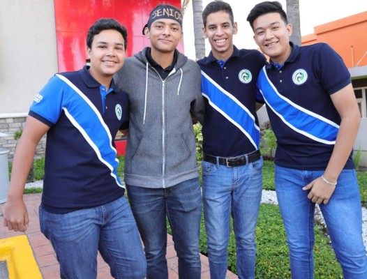 Los Seniors de la International Christian School hacen su esperada Senior Entrance