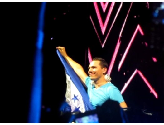 El dj holandes, Tiesto, abrió su concierto con la canción Kaleidoscope.