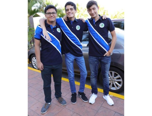Los Seniors de la International Christian School hacen su esperada Senior Entrance