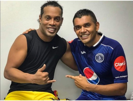 El jugador brasileño Ronaldinho jugó en el Estadio Tiburcio Carías Andino, disputando un partido entre el Real España vs. Motagua. El enfoque principal era fomentar la paz entre las barras de los equipos de fútbol en Honduras.