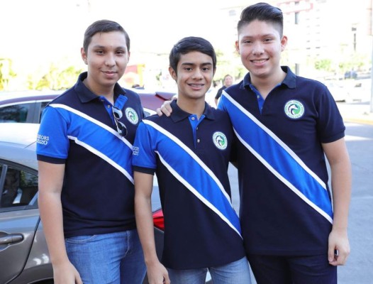 Los Seniors de la International Christian School hacen su esperada Senior Entrance