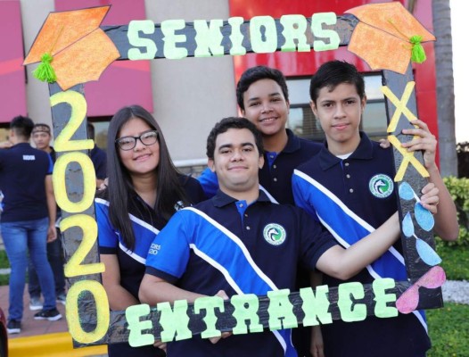 Los Seniors de la International Christian School hacen su esperada Senior Entrance