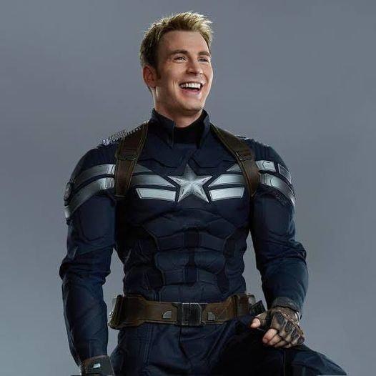 <b>Chris Evans</b>Dentro de su icónico papel como Capitán América, Evans conquistó los corazones de todas las admiradoras de MARVEL. 