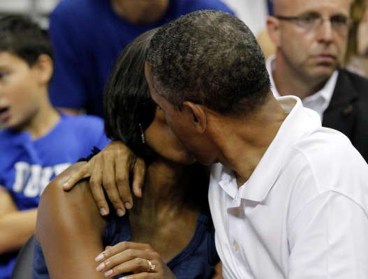 Polémica en EE UU por beso de los Obama