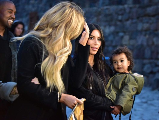 Kim y Khloe Kardashian en Armenia