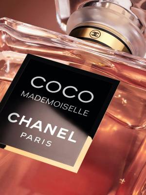 Coco Mademoiselle Crush Absolu es una fragancia para romper el molde<i>, </i>donde las notas ambarinas, afrutadas y florales se encuentran para crear una estela inesperada.