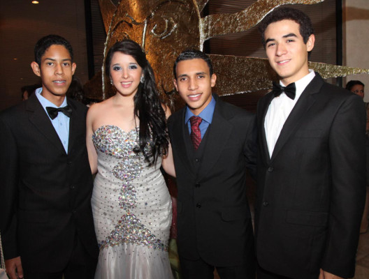 Seniors de la Mayan School se graduan