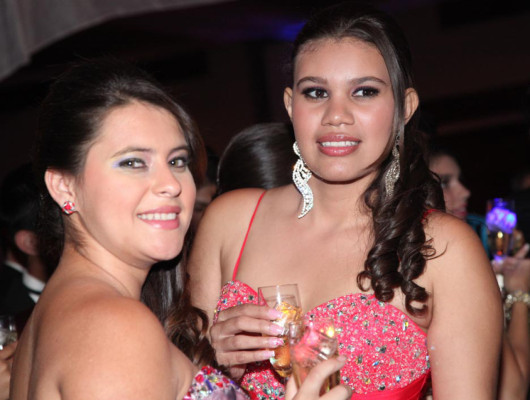 Seniors de la Mayan School se graduan