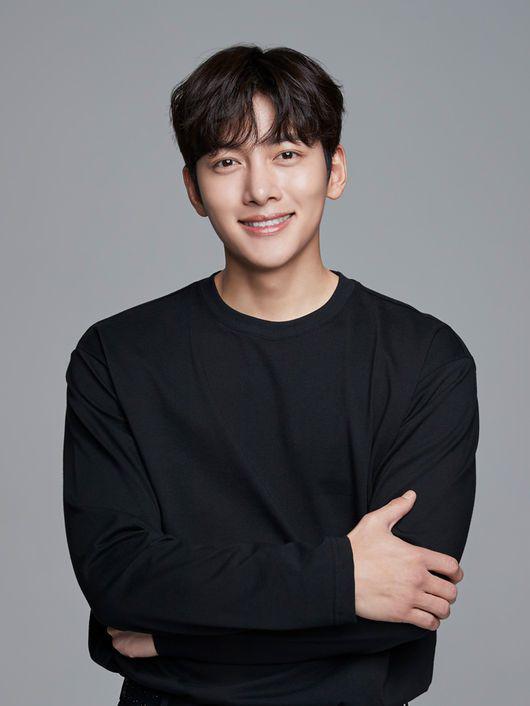 <b>Ji Chang Wook nació el 5 de julio de 1987. </b>Actor y cantante Surcoreano, comenzó su carrera en 2006. Entre sus proyectos más destacados se encuentran Healer, K2, Melt Me Gently, Convenience Store Saet Byul, Annarasumanara y Tell Me my wish.
